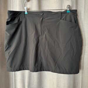 Eddie Bauer Women's‎ Plus Size 18 Gray Skort with lining and pockets.
